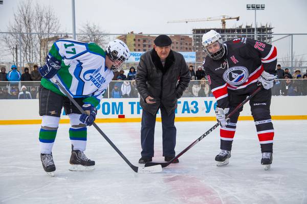Башкирские газотранспортники регулярно выходят на лед, чтобы сразиться в хоккей с известными журналистами из команды «Российская пресса»