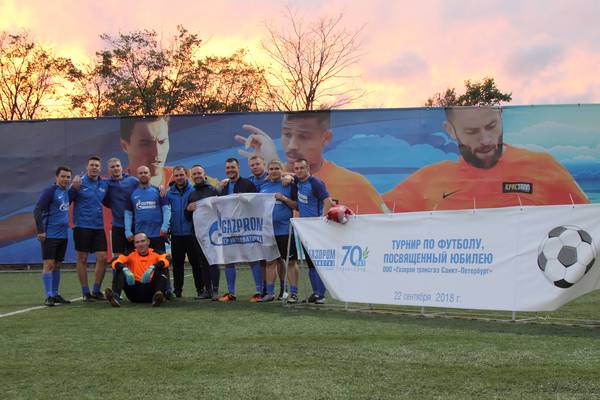 Команда Gazprom International по футболу на турнире, посвященном юбилею ООО «Газпром трансгаз Санкт-Петербург»
