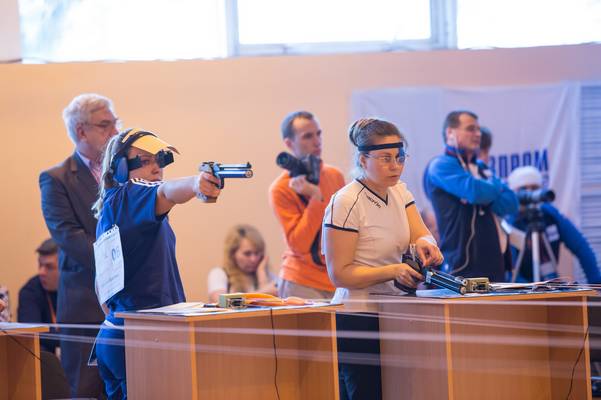 Ирина Чистякова (справа) на соревнованиях по пулевой стрельбе