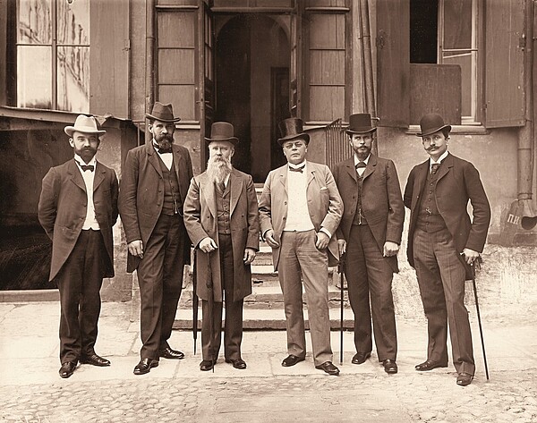 Члены Правления Общества столичного освещения. Фотограф К.К. Булла. 1900-е
